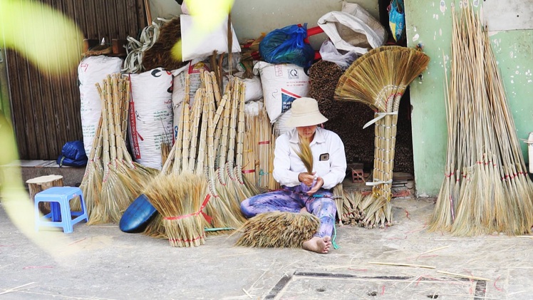 Góc nhìn trưa nay | Xóm chổi Sài Gòn vào vụ Tết