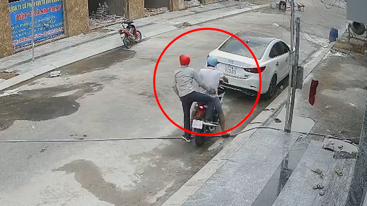 Video: Để 50 triệu đồng trong cốp xe nhưng quên rút chìa khóa, mất xe mất luôn tiền