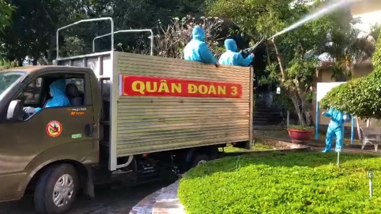 Video: Quân đội phun hàng ngàn lít dung dịch khử khuẩn tại Gia Lai