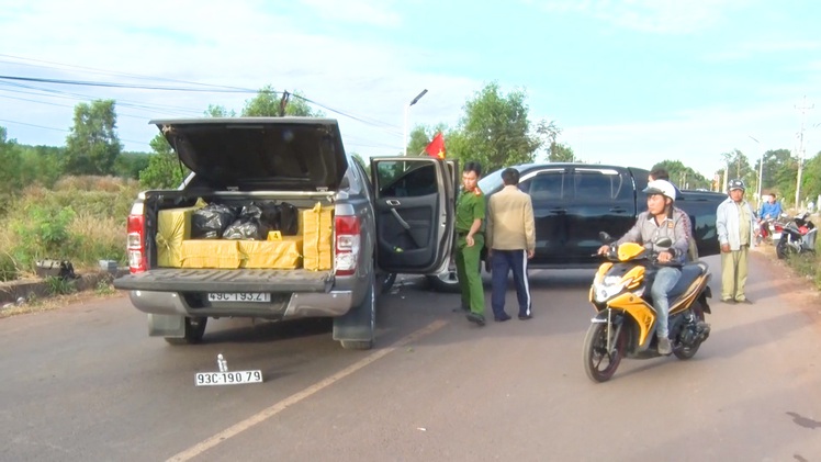 Video: Nóng thời điểm giáp Tết, bắt lái xe bán tải cùng hàng trăm kí pháo lậu