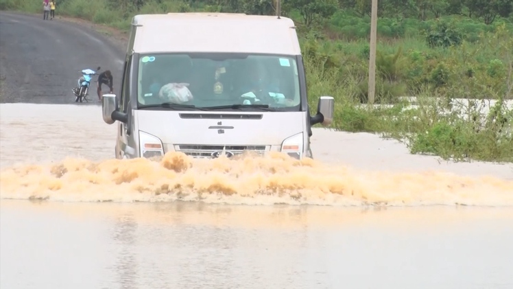 Video: Nhà ngập từ 1-3m, di dời hàng trăm người dân khỏi vùng lũ nguy hiểm ở Đắk Lắk