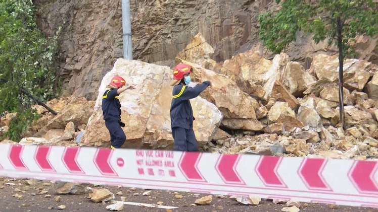 Video: Hiện trường 2 vụ sạt lở núi ở Quy Nhơn làm 3 người đi đường bị thương