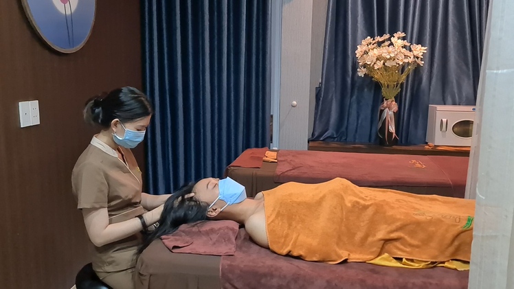 Video: Karaoke, spa, massage ở TP.HCM động lại sau nửa năm đóng cửa