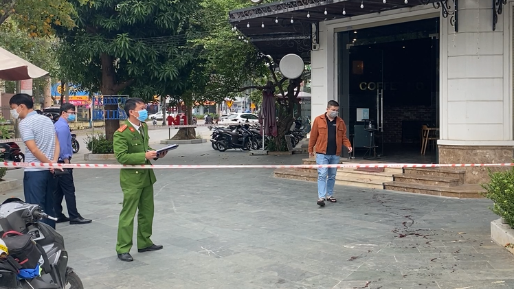 Video nóng: Đi taxi đến quán cà phê, rút súng ra bắn khiến 1 người ngã gục, nhiều khách bỏ chạy ở TP Vinh