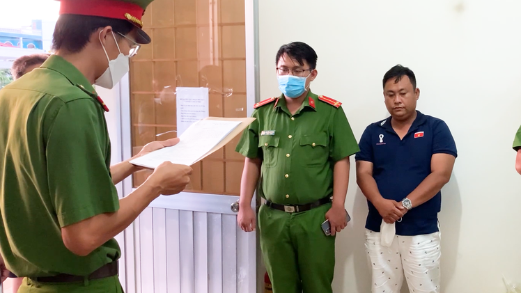 Video: Chủ nhà và cán bộ đô thị bị bắt do đưa, nhận hối lộ sau khi trung úy công an từ chối phong bì