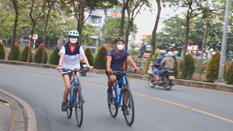 Góc nhìn trưa nay | Bạn trẻ Sài Gòn thích đạp xe quanh thành phố, ở Hà Nội ngắm cúc họa mi