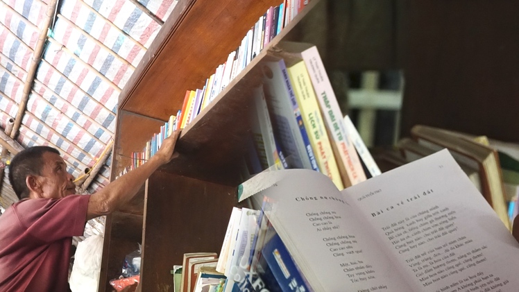 Góc nhìn trưa nay | Chuyện người đàn ông 35 năm xây dựng thư viện cho trẻ em xóm Phao