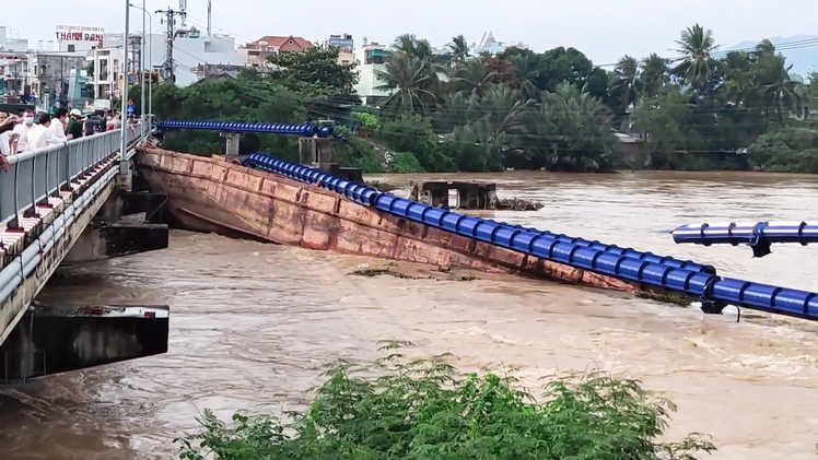 Video: Hai sà lan làm vỡ đường ống nước, hàng ngàn hộ dân ở Nha Trang bị ảnh hưởng