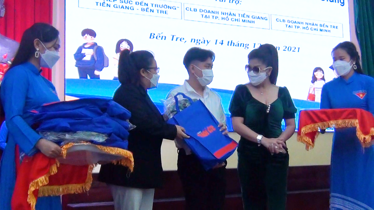 Video: 93 suất học bổng ‘Tiếp sức đến trường’ đến tay sinh viên Bến Tre và Tiền Giang