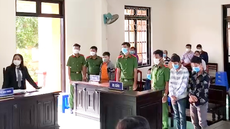 Video: Tuyên án nhóm thanh thiếu niên cướp tài sản của cháu bé 12 tuổi ở Vĩnh Long