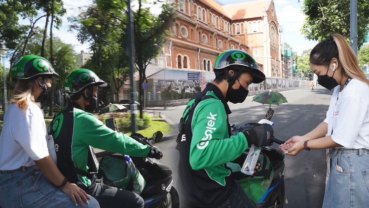 Tài xế Gojek hào hứng khi dịch vụ chở khách hoạt động lại