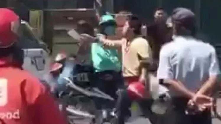 Video: Cầm dao chém xe khách, người đàn ông bị đánh bầm dập