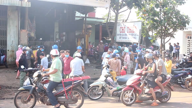 Video: Lốp ôtô nổ tung, bay trổ nóc nhà, chủ gara tử vong tại chỗ