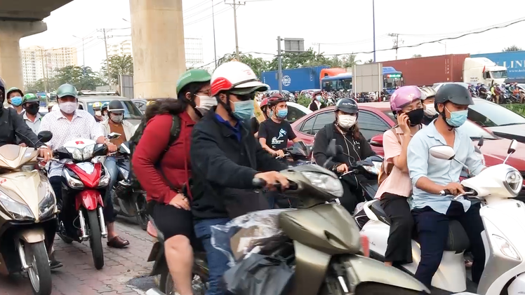 Video: ‘Ma trận’ ùn tắc cuối năm vì nhiều người đi ngược chiều và vượt đèn đỏ