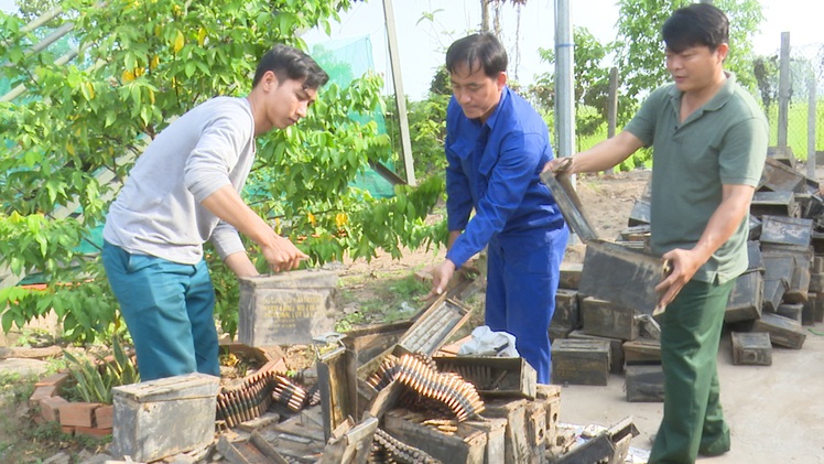 Video: Phát hiện số lượng 'khủng' các loại đạn dưới đáy sông Tiền