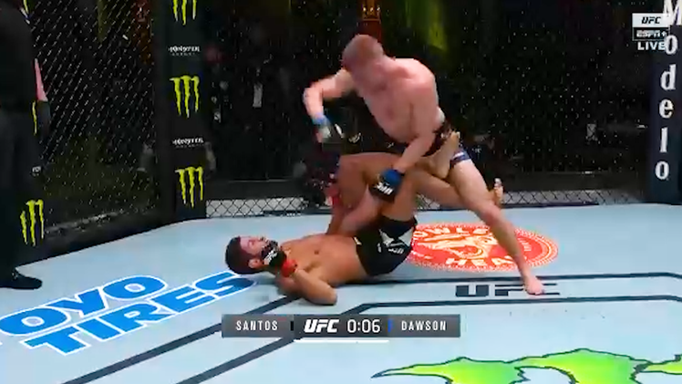 Video: Võ sĩ UFC đấm đối thủ 'như giã gạo', chiến thắng knock-out