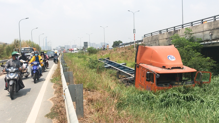 Video: Xe container lao khỏi đường dẫn cao tốc, bay xuống ruộng