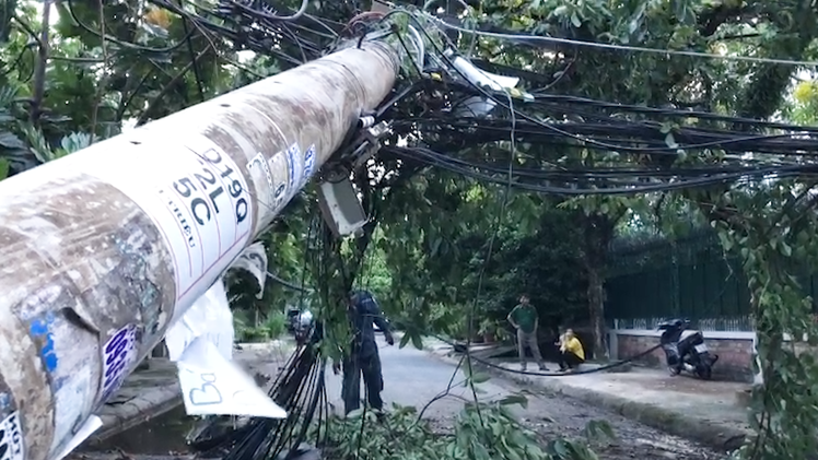 Video: Điện lực giải thích vụ xe tải kéo dây điện không đứt mà cột điện gãy