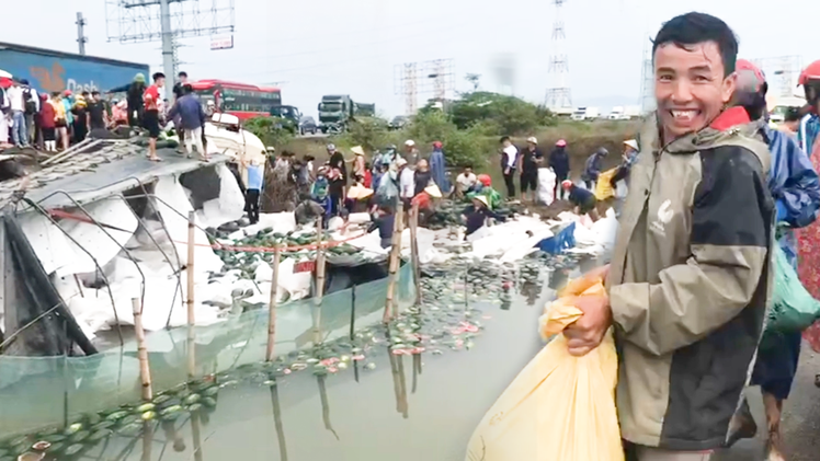 Video: Người dân thu gom và mua giúp tài xế xe tải bị lật 10 tấn dưa hấu