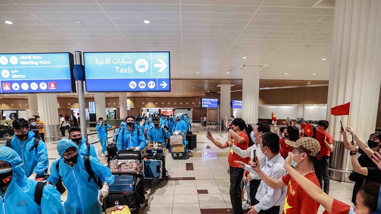 Video: Người hâm mộ chào đón thầy trò HLV Park Hang Seo tại sân bay Dubai