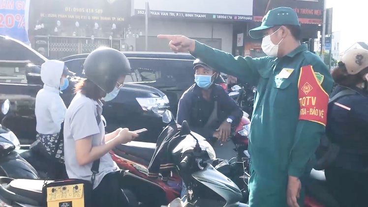 Video: Ngày đầu giãn cách, người dân tạm ra vào Gò Vấp bình thường, 1-6 sẽ ‘siết’ lại