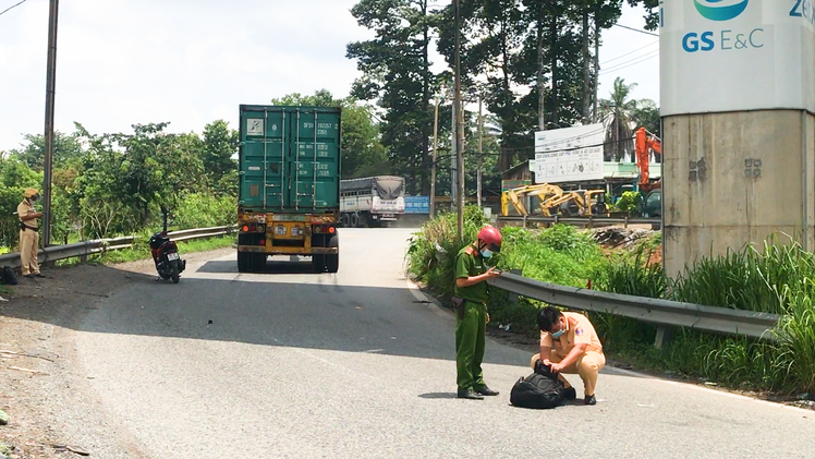 Video: Xe container kéo lê xe máy, một thanh niên tử vong