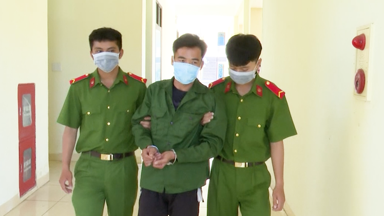 Video: Bắt nam thanh niên dùng xe máy chở 20 bánh heroin đi bán