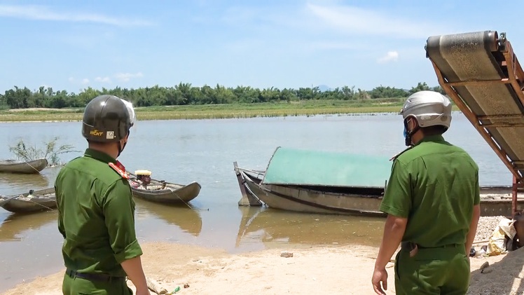 Video: Dùng điện chích cá trên sông, hai vợ chồng chết thảm