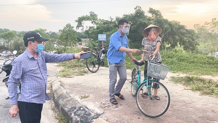 Video: 'Nóng' ở Vinh, nhiều người đạp xe thể dục, hóng mát bị xử phạt vì 'ra ngoài khi không thực sự cần thiết'