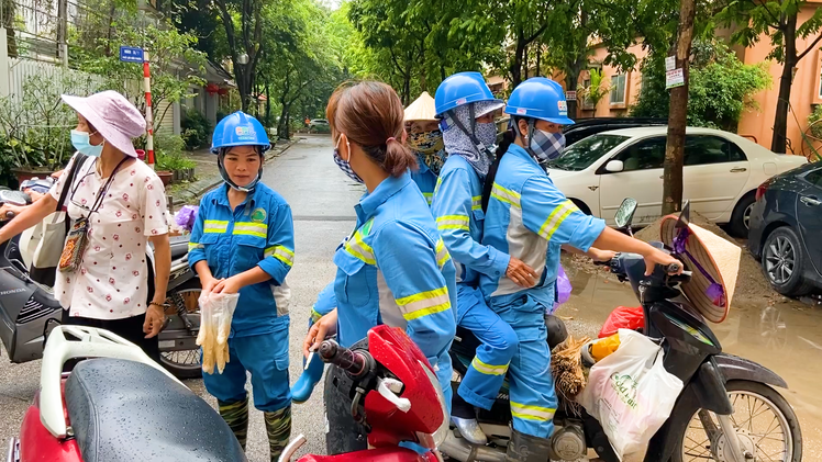 Video: Công nhân môi trường ở Hà Nội bị nợ lương đã được trả một phần