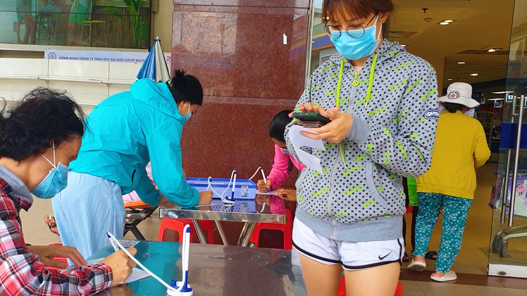 Video: Người dân đi chợ, siêu thị, chưa nghiêm túc khai báo y tế theo quy định