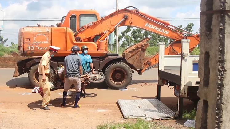 Video: Va chạm với xe Cuốc, người phụ nữ buôn phế liệu tử vong tại chỗ