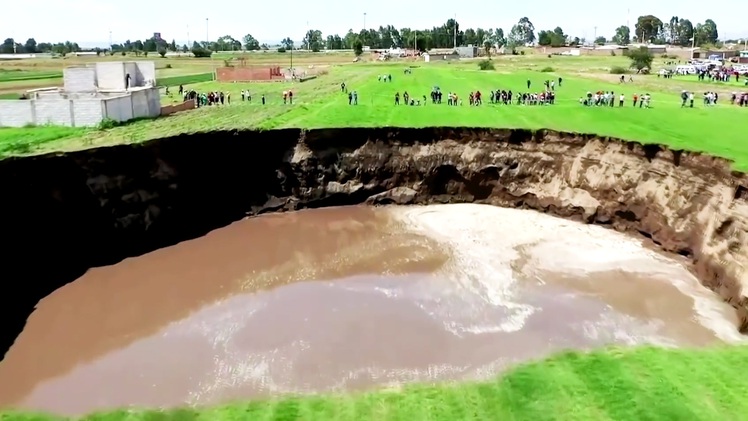 Video: Hố 'tử thần' khổng lồ đe dọa người dân Mexico