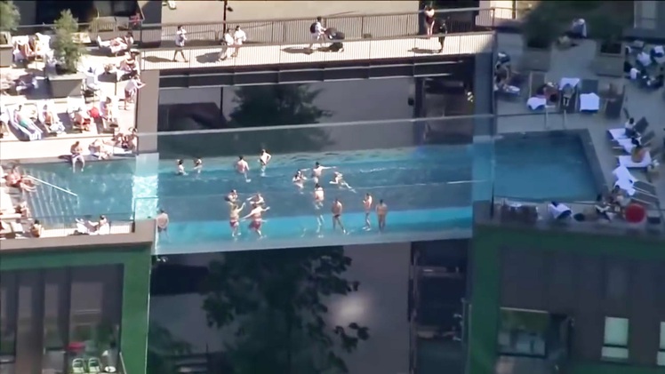 Video: Thót tim với bể bơi trong suốt, treo lơ lửng giữa 2 tòa nhà ở Anh