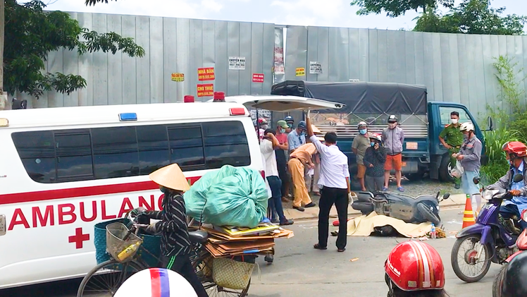 Video: Trên đường đi thăm người thân, một phụ nữ bị xe ben cán tử vong