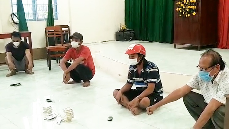 Video: Ngồi coi đánh bài, 2 người bị phạt 30 triệu đồng vì vi phạm qui định giãn cách