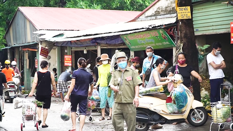 Video: Chợ 'quá tải' trong ngày đầu giãn cách ở Hà Nội