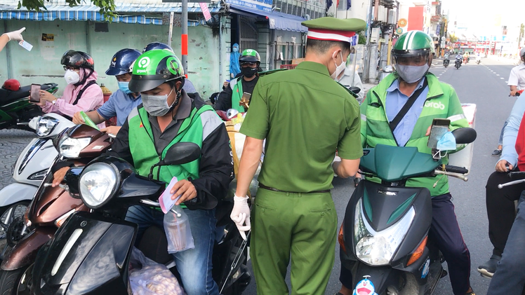 Video: Người mặc áo shipper giao hàng nhưng không làm trong lĩnh vực này có thể bị phạt