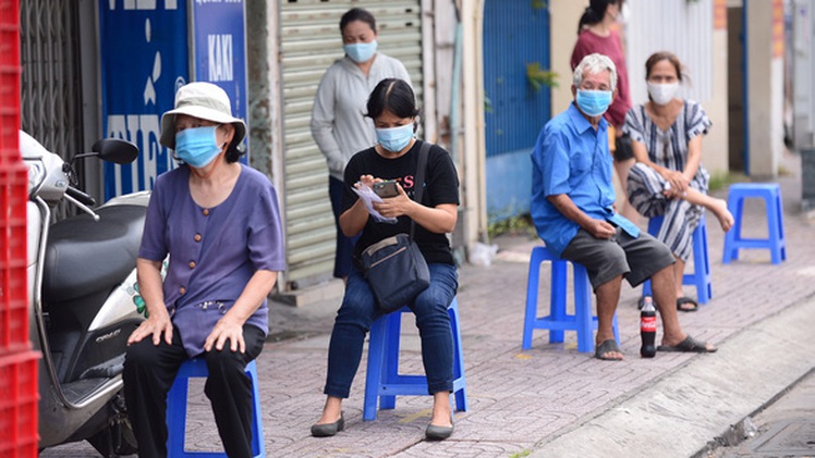 Video: Người mua thực phẩm 'xếp hàng bực mình thiệt nhưng thời khó khăn, phải theo'