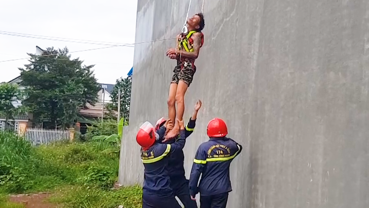 Video: Giải cứu người đàn ông nghi 'ngáo đá', cầm mỏ lết trèo lên nóc nhà la hét