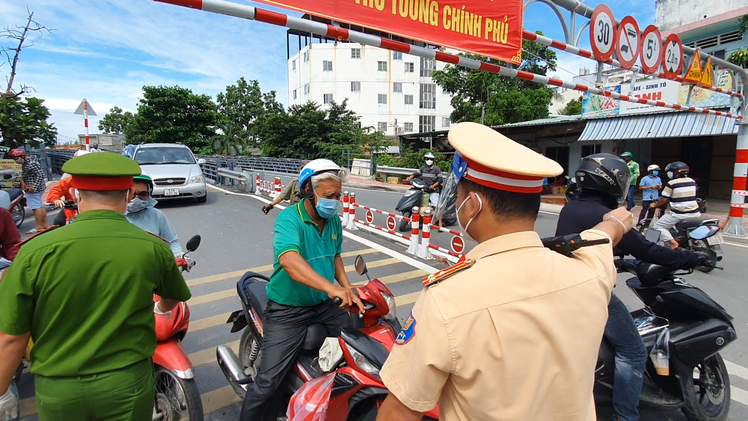 Video: Mang cơm cho chó ăn được xem là lý do không chính đáng, buộc phải quay về