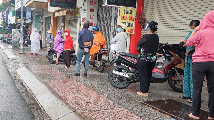 Video: TP.HCM tiếp tục giãn cách, người dân đi mua sắm nhiều, xếp hàng dài