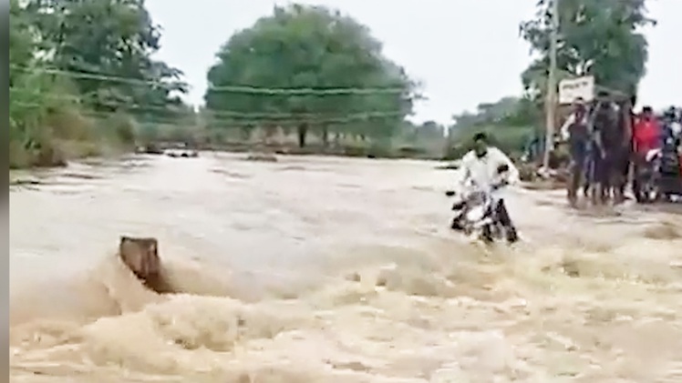 Video: Cố băng qua dòng nước lũ chảy siết, người đàn ông may mắn sống sót