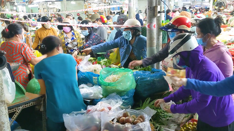 Video: Người dân Đà Nẵng đổ xô mua sắm tích trữ thực phẩm sau khi có thông tin 'hạn chế ra khỏi nhà'