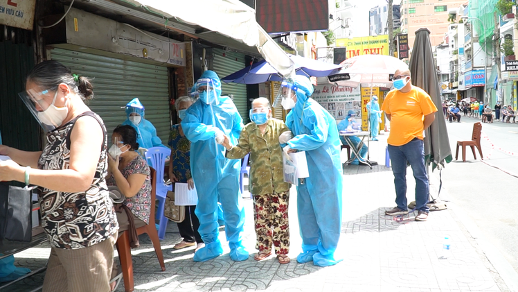 Video: Đội tiêm vắc xin lưu động đến khu phong tỏa tiêm cho người dân