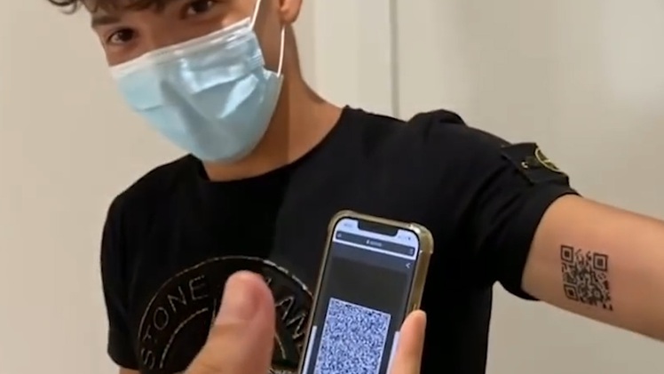 Video: Nổi tiếng trên mạng nhờ xăm mã QR lên tay để kết nối 'thông hành COVID-19'