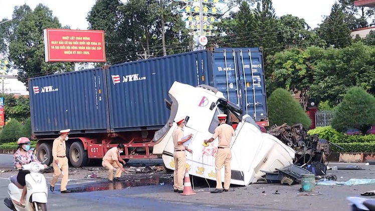 Video: Container tông xe bồn, 1 người chết, 2 người bị thương