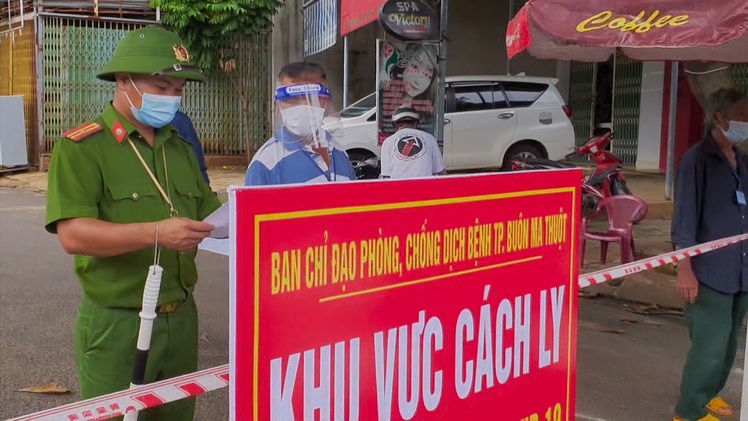 Video: Tổ chức cho học sinh thi lại giữa mùa dịch COVID-19, hơn 10 giáo viên, học sinh thành F1