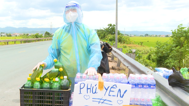 Video: Vợ chồng trẻ ở Phú Yên bán nhẫn vàng, mua xăng ra quốc lộ tặng người về quê