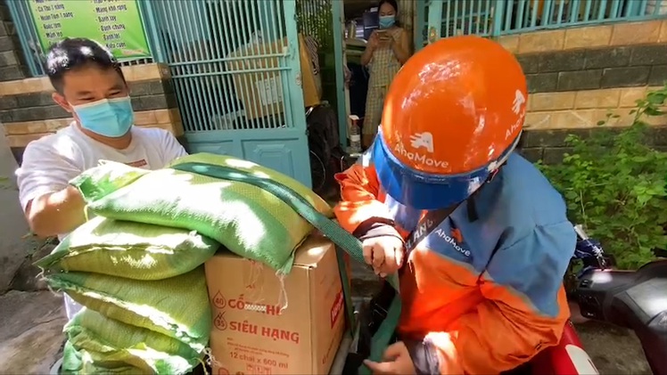 Video: Phí ship cao hơn tiền hàng, nhiều người kêu trời nhưng vẫn phải chấp nhận